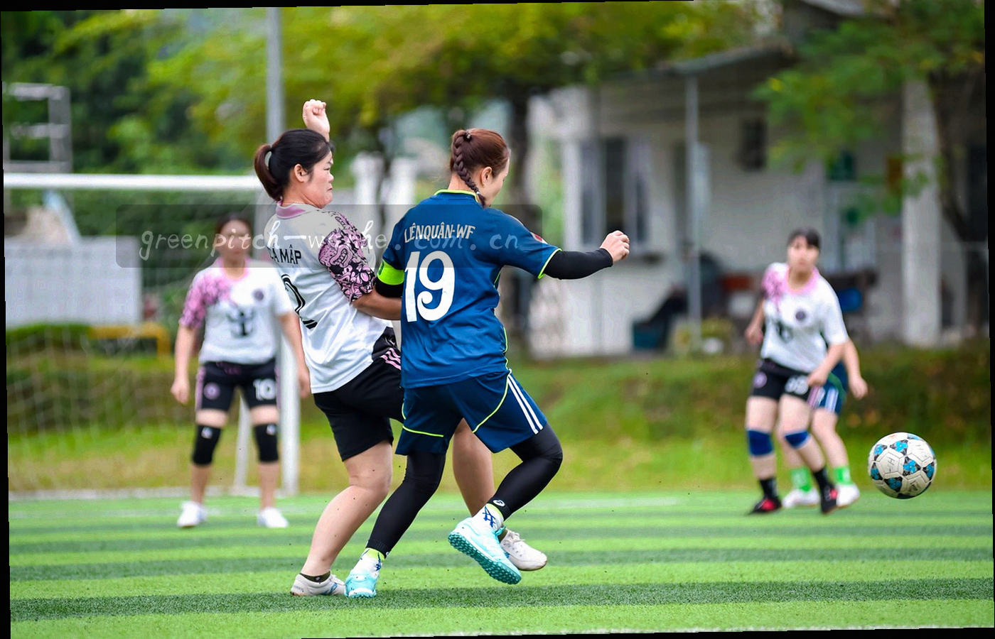 青训场地基础承台与模块化面层的分层剖面示意照片